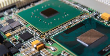 Modern teknoloji ve donanımı temsil eden mikroçipler, rezistanslar ve diğer bileşenlerin yer aldığı elektronik devre kartının ayrıntılı olarak kapatılması.