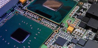 Modern teknoloji ve donanımı temsil eden mikroçipler, rezistanslar ve diğer bileşenlerin yer aldığı elektronik devre kartının ayrıntılı olarak kapatılması.