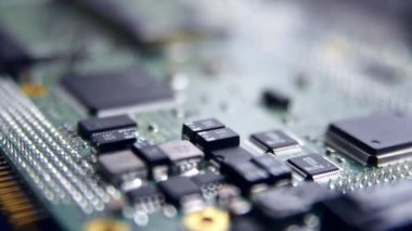 Mikroçipli ve bileşenli elektronik devre kartının görüntüsünü kapat, yavaş yavaş odaklan