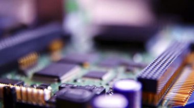 Mikroçipli ve bileşenli elektronik devre kartının görüntüsünü kapat, yavaş yavaş odaklan