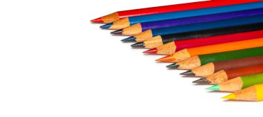 Çeşitli tonlarda sayısız renkli kalem beyaz bir arkaplanda yaratıcı bir düzende, sanatsal çabalar ve yaratıcı projeler için idealdir..