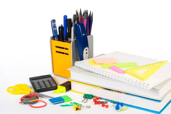 Zımba, ataç, kitap, ataç, ataç, ataç, raptiye, silgi ve lastik bantlardan oluşan canlı ofis malzemeleri koleksiyonu. Renk ve yaratıcılıkla çalışma alanlarını düzenlemek için ideal.