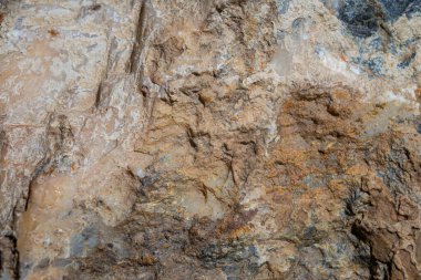 Doğal kaya oluşumu çarpıcı desenleri ve renkleri olan minerallerin büyüleyici bir karışımını sergiler, jeolojik güzellik ve karmaşıklığı vurgular..