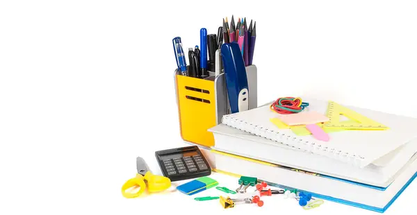 Zımba, ataç, kitap, ataç, ataç, ataç, raptiye, silgi ve lastik bantlardan oluşan canlı ofis malzemeleri koleksiyonu. Renk ve yaratıcılıkla çalışma alanlarını düzenlemek için ideal.