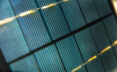 Güneş paneli yüzeyine yakın çekim, enerji üretimi için güneş ışığını kullanmada etkili karmaşık fotovoltaik hücreler sergiliyor.