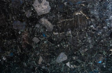 Labradorit ve mermerin desenli yüzeyi değişik tonlarda ve desenlerde doğal güzellikleri vurgulayan çarpıcı bir görsel ekran yaratır..