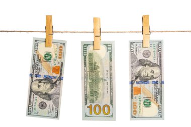 300 dolarlık banknotlar, beyaz arka plana karşı farklı tasarım ve renklerini gösteren tahta klipslerle bir ipe asılıdır..