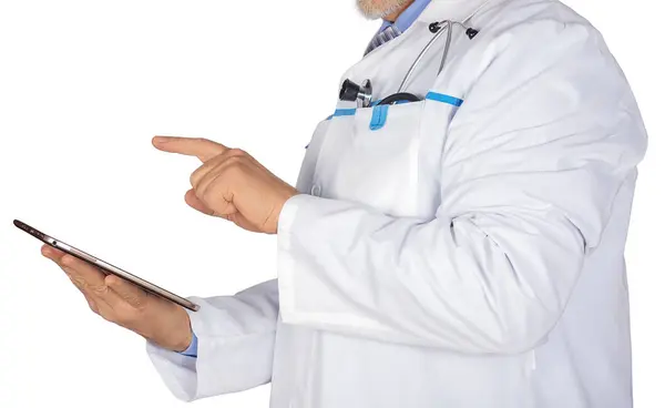 Laboratuvar önlüğü giymiş bir sağlık görevlisi tablet kullanarak ekrana işaret ederek hasta bakımına veya araştırmaya odaklanılmasını öneriyor..