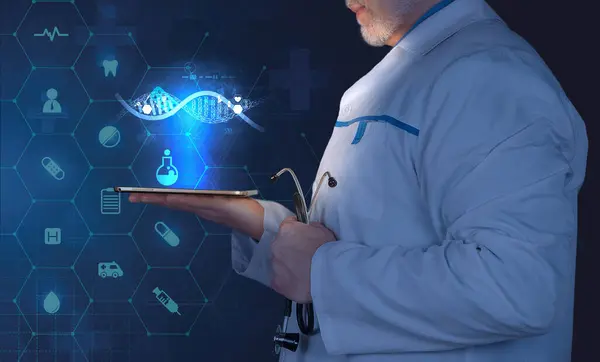 Bir tıp uzmanı, yüksek teknolojili sağlık ortamında dijital sağlık verilerini ve genetik bilgilerini analiz eden bir tabletle ilgilenir..