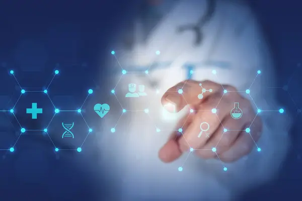 Bir sağlık uzmanı, klinik ortamda verileri analiz ederken tablet kullanarak dijital sağlık kayıtlarını incelemekle meşguldür..