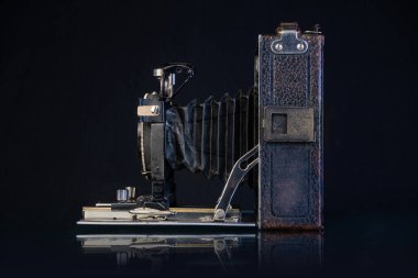 Nostaljinin özünü yakalayan bu vintage kamera karmaşık mekanikleri ve eşsiz bir estetiği ön plana çıkarıyor..