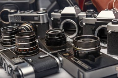 Fotoğrafçılığı şekillendiren eşsiz tasarımlarını ve karmaşık mekanizmalarını vurgulayan çeşitli eski film kameraları..