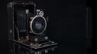 Antika, antika ve modern fotoğraf makinesi koyu arkaplanda görünür.