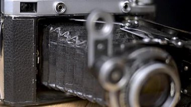 Klasik katlanmış kamera mercek detaylarını ve zanaatkarlığını gösteriyor