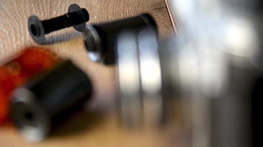 Retro-stil analog kamera, film kartuşları ve ahşap bir yüzeye karşı estetik olarak sergilenen sarılmış negatifler nostaljik anları anımsatıyor ve klasik fotoğrafçılığın özünü yakalıyor..