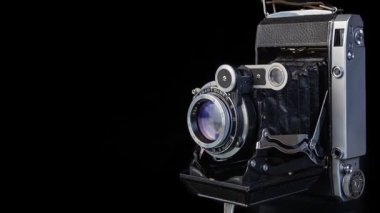 Klasik kamera, 20. yüzyılın başlarına ait klasik tasarımı ayrıntılı işçilik ve mekanik parçalarla sergiliyor