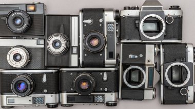 Fotoğrafçılığı şekillendiren eşsiz tasarımlarını ve karmaşık mekanizmalarını vurgulayan çeşitli eski film kameraları..