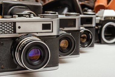 Çeşitli kullanılmış film kameraları ve deri çantaların toplanması, analog fotoğraf ekipmanlarının zamansız cazibesini ve zanaatkarlığını gözler önüne sermektedir..