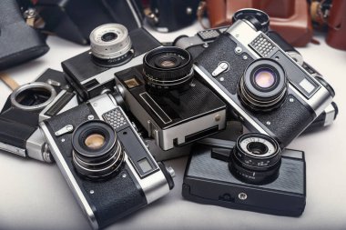 Fotoğrafçılığı şekillendiren eşsiz tasarımlarını ve karmaşık mekanizmalarını vurgulayan çeşitli eski film kameraları..