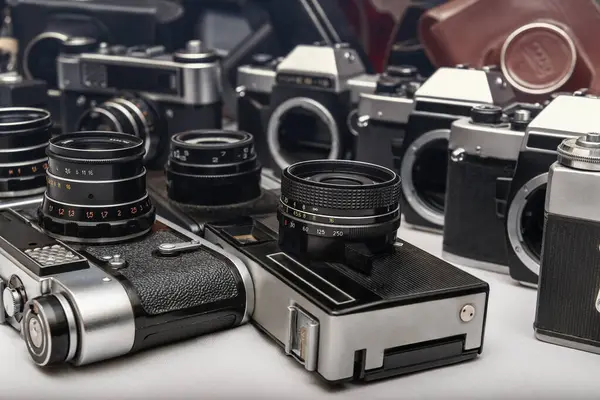 Çeşitli kullanılmış film kameraları ve deri çantaların toplanması, analog fotoğraf ekipmanlarının zamansız cazibesini ve zanaatkarlığını gözler önüne sermektedir..