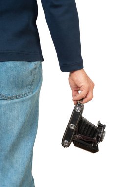 Şahıs, doğal ışıkta fotoğrafçılığa olan tutkusunu gösteren klasik bir kamerayla sahneleri belgelemeye hazır..