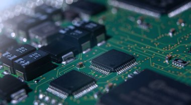 Ai ve kripto para uygulamalarında kullanılan karmaşık mikroçipler ve elektronik bileşenler içeren bir bilgisayar devre kartına ayrıntılı bak..