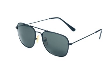 Siyah güneş gözlükleri beyaz arkaplanda izole edilmiş.