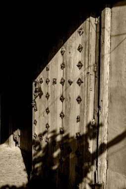 Kilitli ahşap kapı.