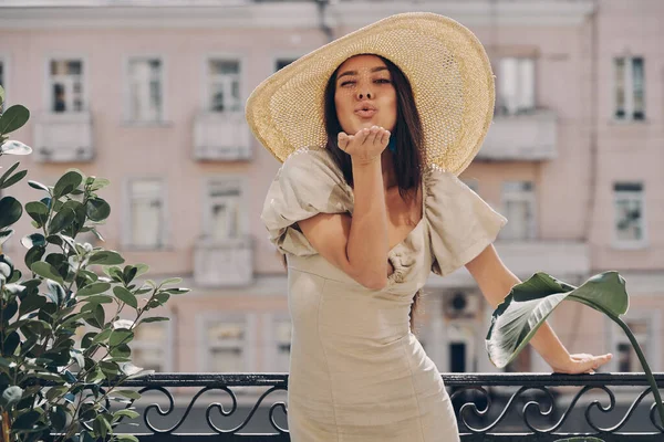 Volle Länge Der Schönen Jungen Frau Mit Elegantem Hut Bläst — Stockfoto