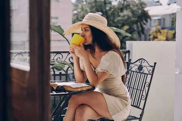 Atractiva Mujer Joven Sombrero Elegante Beber Café Mientras Relaja Balcón — Foto de Stock