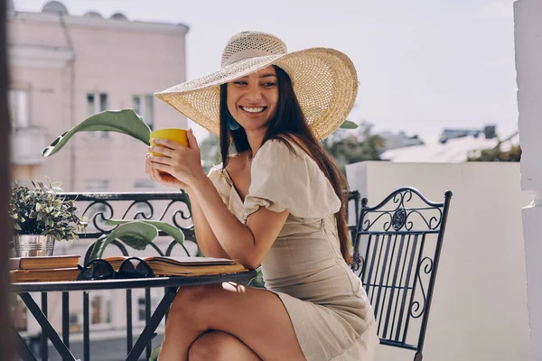 Glückliche Junge Frau Mit Elegantem Hut Genießt Heißgetränk Beim Entspannen — Stockfoto
