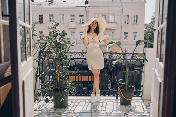 Повна Довжина Щасливої Молодої Жінки Елегантному Капелюсі Розслабляється Балконі — стокове фото