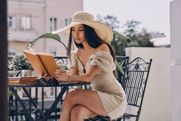 Красива Молода Жінка Елегантному Капелюсі Читає Книгу Відпочиваючи Балконі — стокове фото