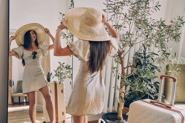 Счастливая Молодая Женщина Элегантной Шляпе Стоя Перед Зеркалом Дома — стоковое фото