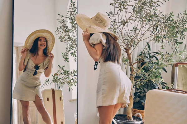Giovane Donna Giocosa Che Indossa Cappello Elegante Sorridente Mentre Piedi — Foto Stock