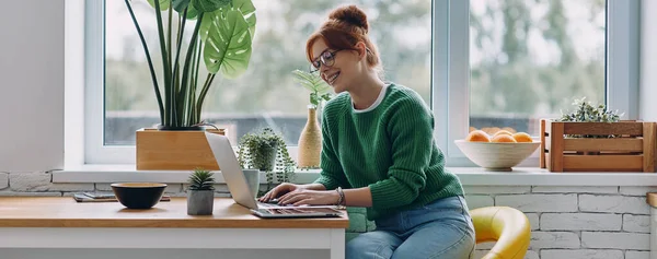 Gyönyörű Fiatal Dolgozik Laptop Miközben Asztalnál Otthon — Stock Fotó
