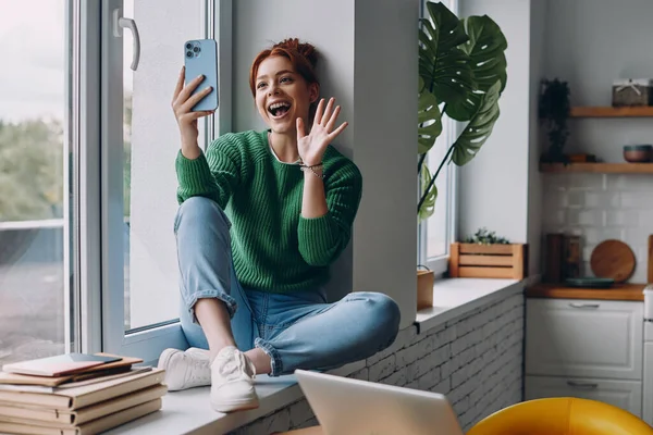 Lycklig Kvinna Som Håller Smart Telefon Och Viftar Med Handen — Stockfoto