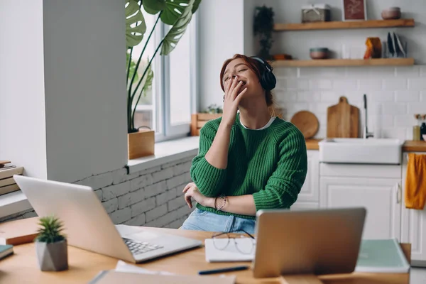 Mulher Bonita Fones Ouvido Olhando Para Laptop Sorrindo Enquanto Trabalhava — Fotografia de Stock