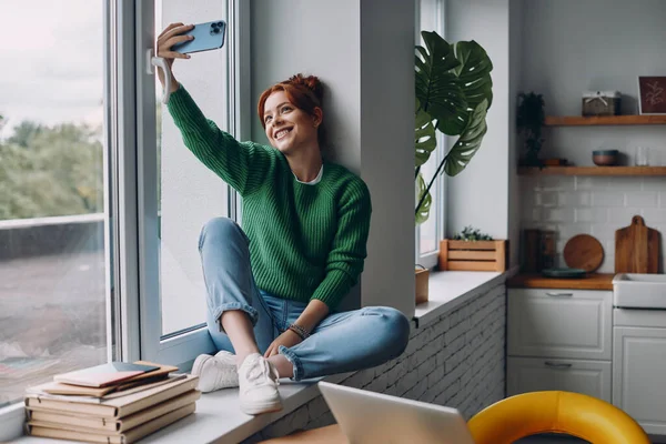 Hermosa Mujer Haciendo Selfie Por Teléfono Inteligente Sonriendo Mientras Está — Foto de Stock