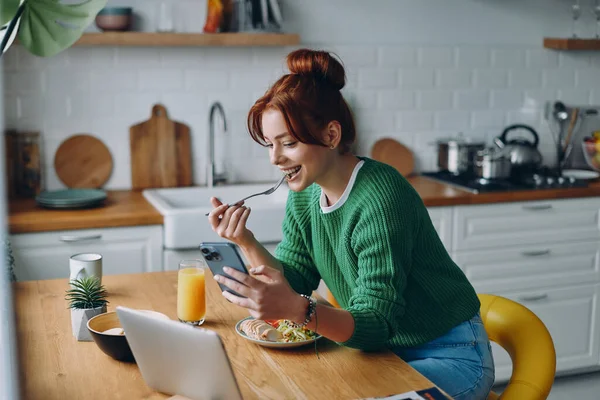 Glad Ung Kvinna Som Äter Lunch Och Använder Teknik Medan — Stockfoto