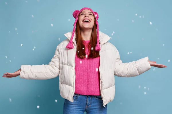 Happy Woman Winter Coat Keeping Arms Outstretched While Snow Falling — Stock Photo, Image