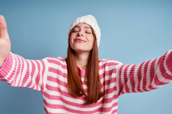 Schöne Junge Frau Mit Wintermütze Macht Selfie Vor Blauem Hintergrund — Stockfoto
