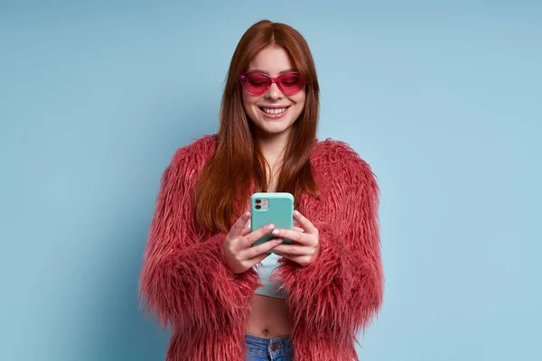 Mulher Jovem Moda Casaco Fofo Segurando Telefone Inteligente Contra Fundo — Fotografia de Stock