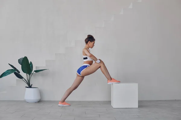 Jonge Vrouw Sport Kleding Doen Stretching Oefeningen Tijdens Het Oefenen — Stockfoto