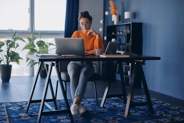 Självsäker Ung Kvinna Som Använder Laptop När Hon Sitter Sin — Stockfoto