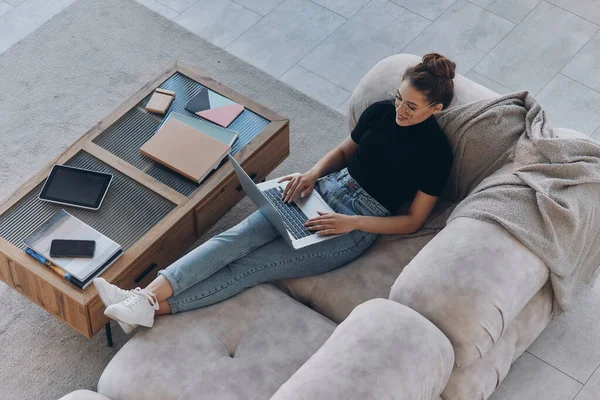 Ovanifrån Glad Ung Kvinna Som Använder Laptop När Sitter Den — Stockfoto