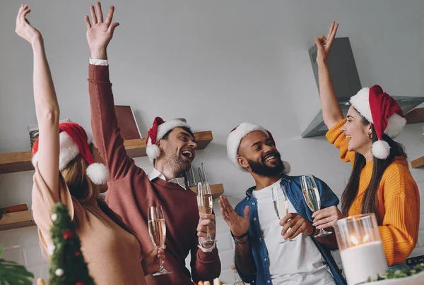 Gruppo Giovani Che Divertono Mentre Godono Cena Natale Casa Insieme — Foto Stock