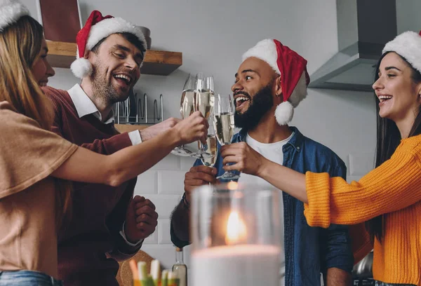 Glada Ungdomar Skålar Med Champagne Samtidigt Som Njuter Julmiddagen Hemma — Stockfoto
