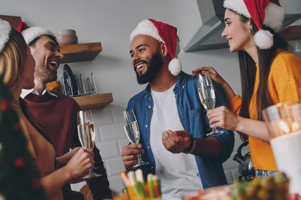 Glada Ungdomar Kommunicerar Samtidigt Som Njuter Julmiddagen Hemma — Stockfoto