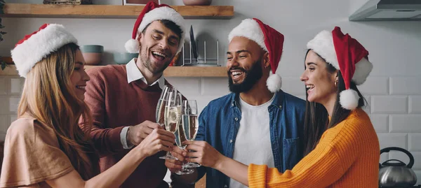 幸せな若い友人は自宅でクリスマスを祝いながらシャンパンで乾杯 — ストック写真